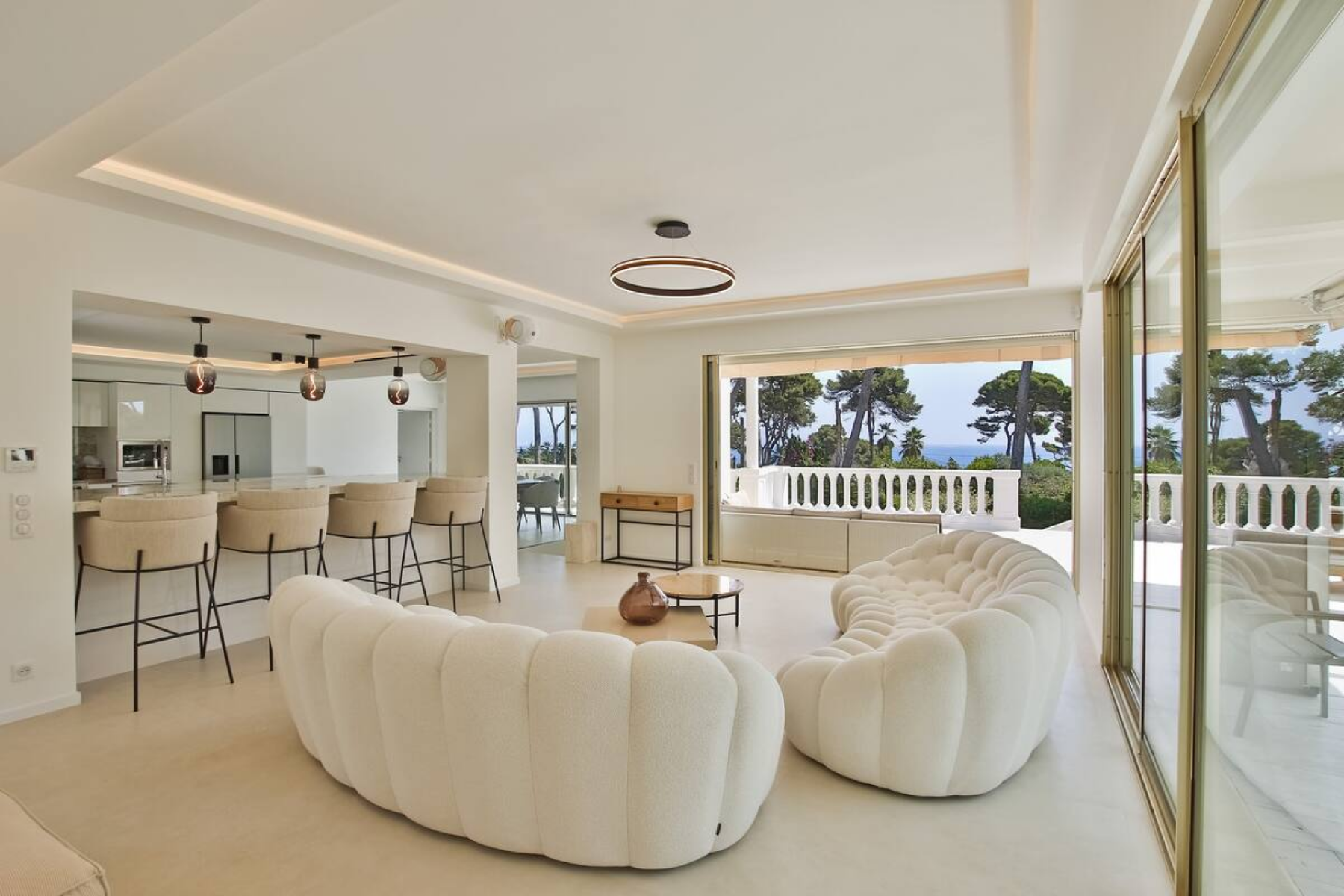 Villa moderne avec vue sur la mer est idéalement située au cœur du Cap d'Antibes