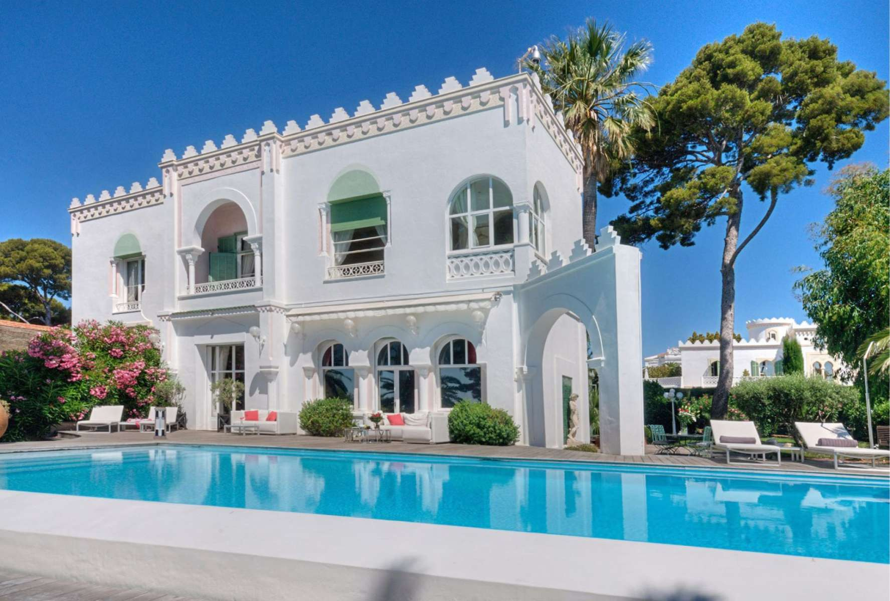 Location d'une villa de luxe dans une magnifique propriété pieds dans l'eau à Saint Raphael