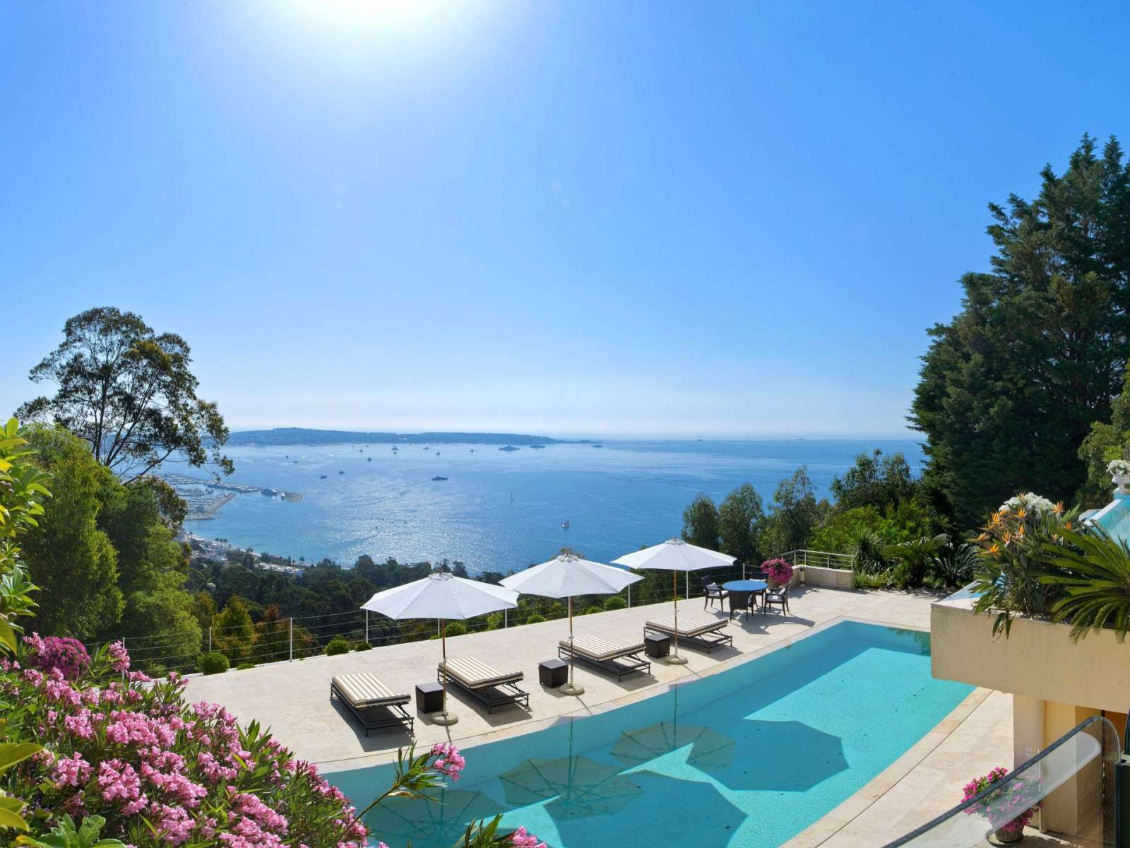 Villa moderne avec vue mer panoramique à louer à Super Cannes