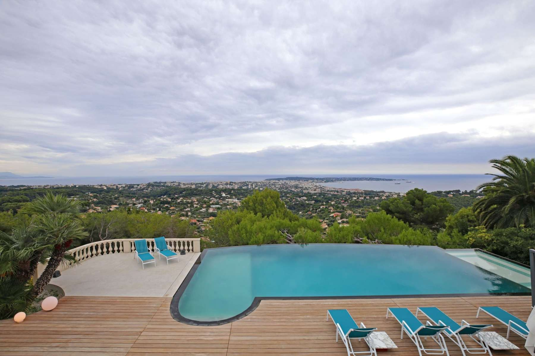 Location villa aux prestations luxueuses à Cannes avec vue mer