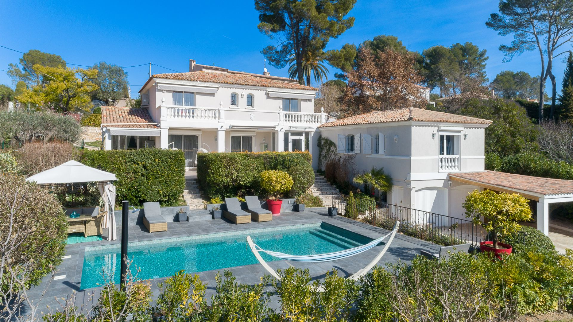 Jolie villa à louer dans un domaine fermé à côté de Golf de Cannes-Mougins