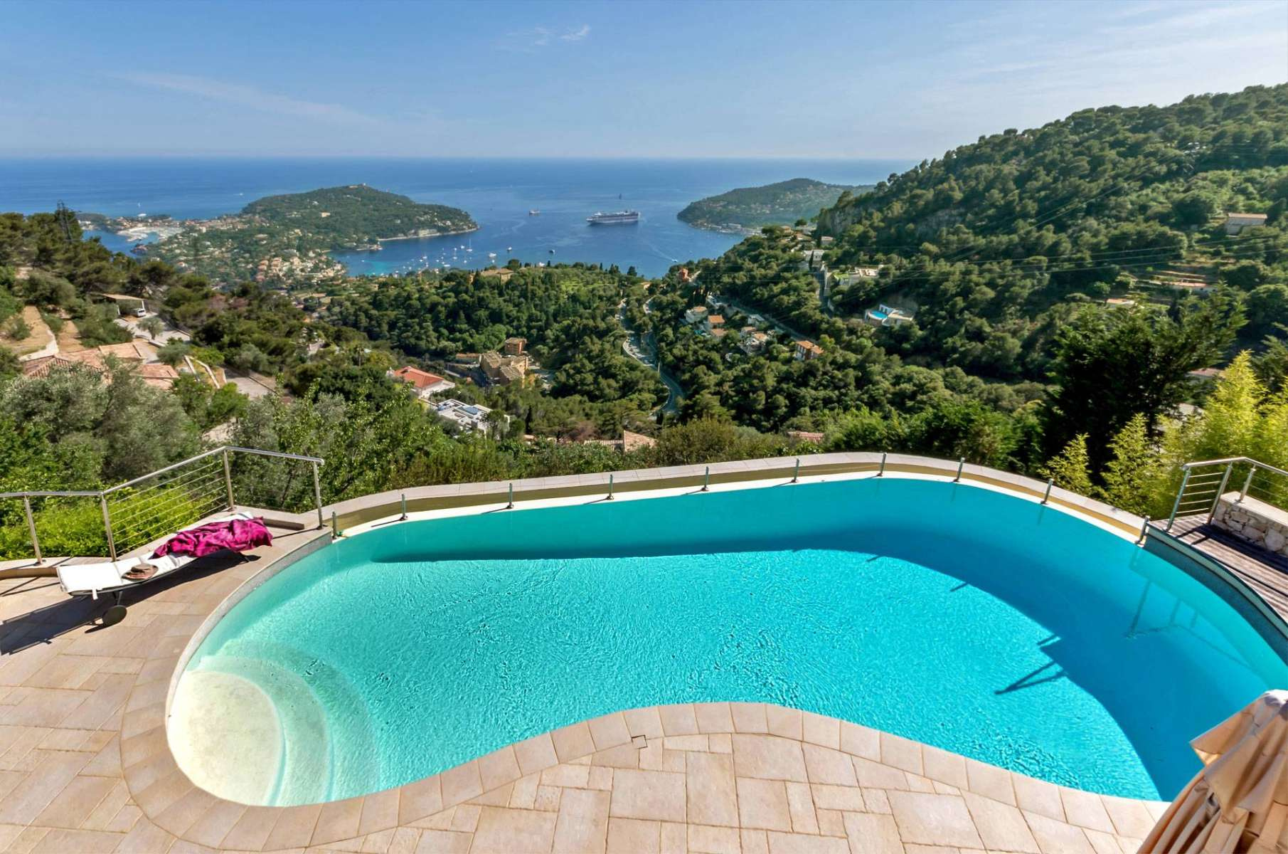 Modern Villa with Panoramic Bay Views in Villefranche-sur-Mer